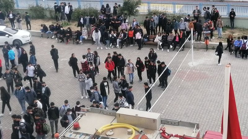 Antalya'da okuldaki sigara izmaritleri yangın paniği yaşattı