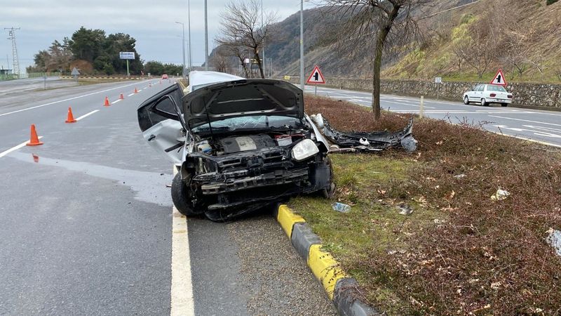 Zonguldak'ta direğe çarpan otomobil ikiye katlandı