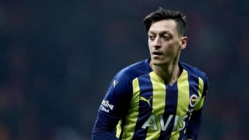 Mesut Özil kulübeye çekiliyor