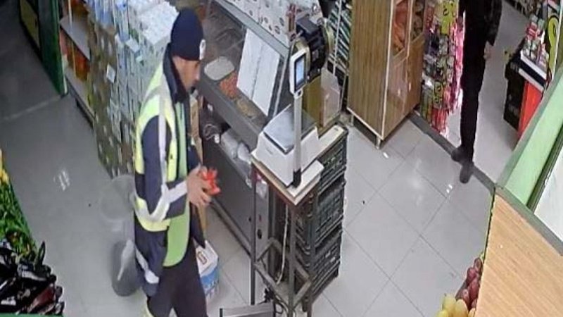 Gaziantep'teki işçi marketi kirletmemek için çamurlu ayakkabılarını çıkardı