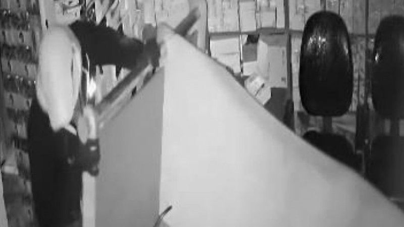 Gaziosmanpaşa'da 400 kiloluk çelik kasayı sürükleyerek çaldılar