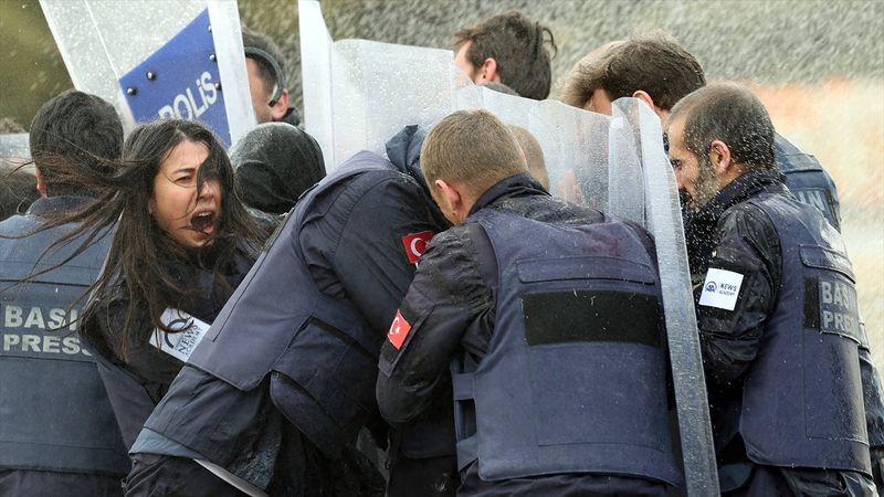 AA'nın savaş muhabirliği eğitiminde toplumsal olaylara müdahale tatbikatı