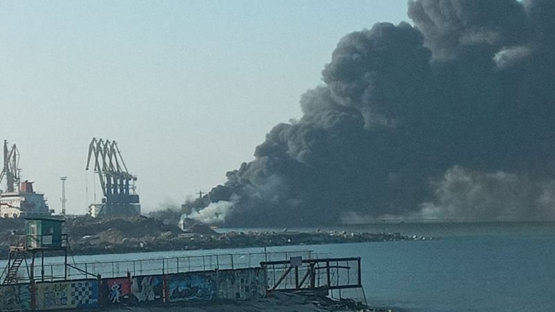 Ukrayna Berdyansk'ta Rus çıkarma gemisini vurdu