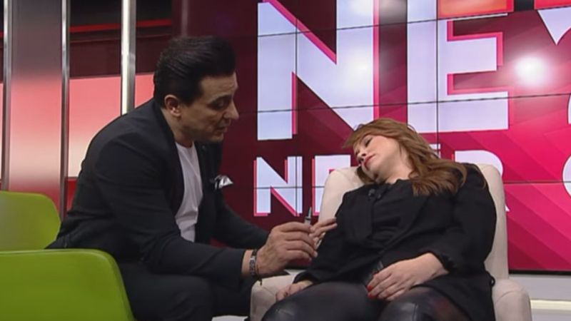 Nur Viral'i canlı yayında hipnoz edip eline iğne batırdılar