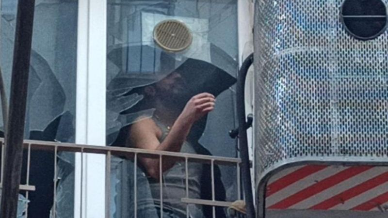 Bursa'da evi yakıp kendisini içeriye kilitleyen genci polis kurtardı