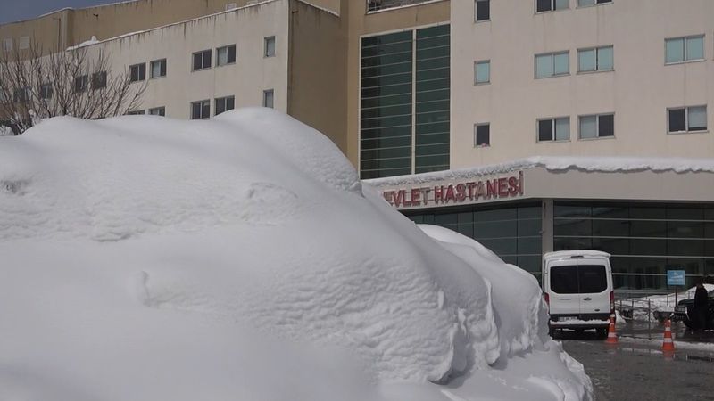 Bitlis'teki hastane binası kara gömüldü