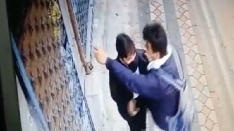 Sultangazi'de kibritle oynayan öğrenciler yangın çıkardı