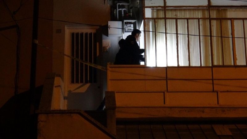 İzmir’de evde göğsünden bıçaklanmış olarak bulundu, yanındaki kadın gözaltına alındı