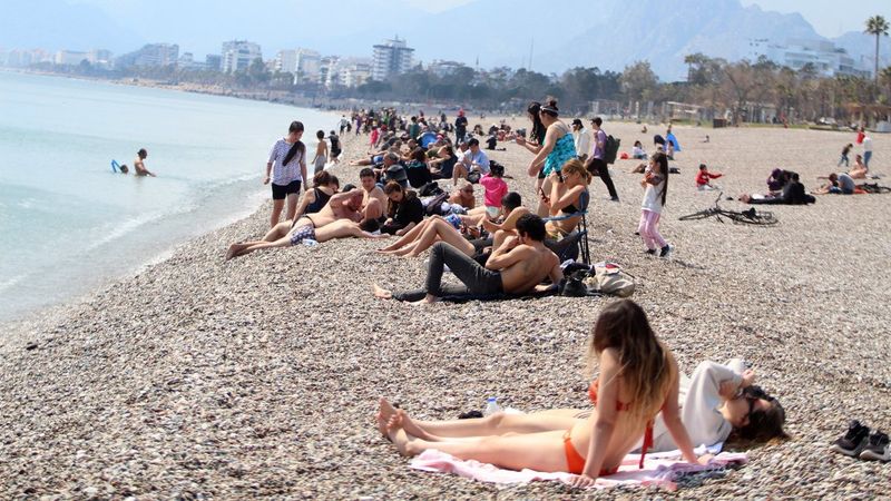 Antalya'da deniz, Erzurum'da kayak keyfi