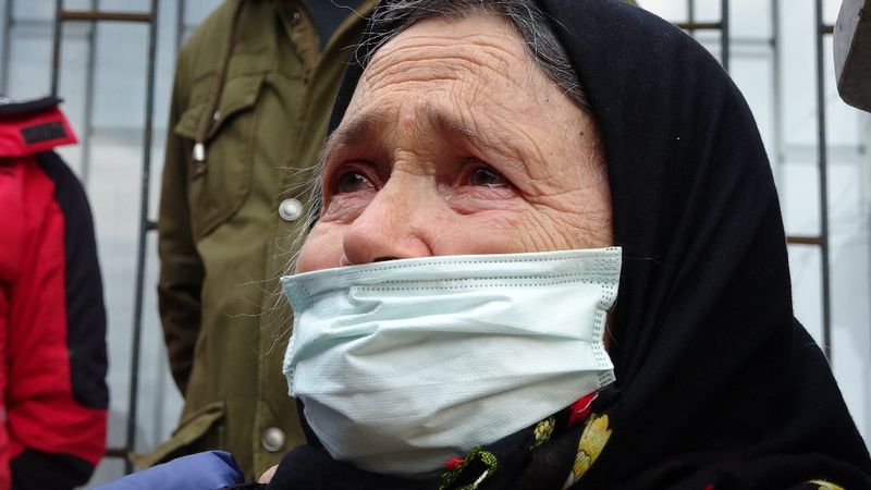 Ordu'daki heyelanda evi yıkılan yaşlı kadın gözyaşlarına boğuldu