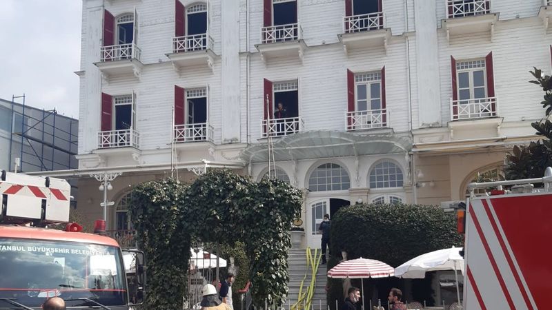 Büyükada'da tarihi otel alevlere teslim oldu