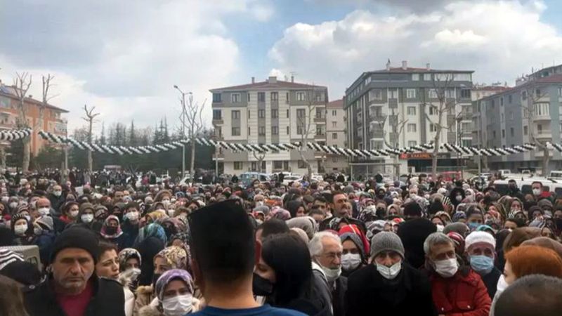 Çorum'da, indirimli alışveriş kalabalığı