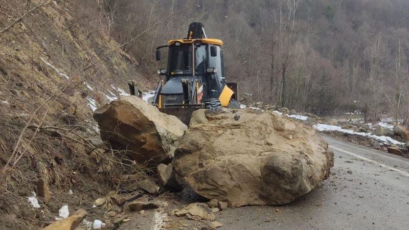 Bartın'da heyelanla birlikte yola kaya parçaları düştü