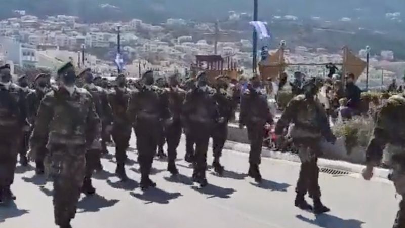 Yunanistan, Sisam Adası'nda askeri geçit töreni düzenledi