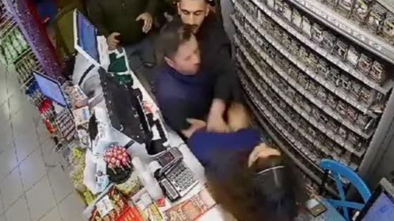 Antalya’da eşini tokatladı, kaldırım taşı ve sandalye fırlattı