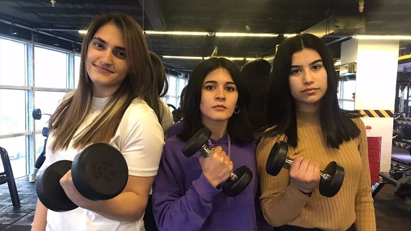 Mersin'de genç bilek güreşçiler milli forma için ter döküyor