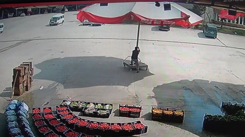 Amasya'da şemsiyesini rüzgara kaptırmayan esnaf