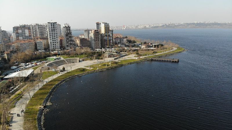 Küçükçekmece Gölü’nde sular çekildi