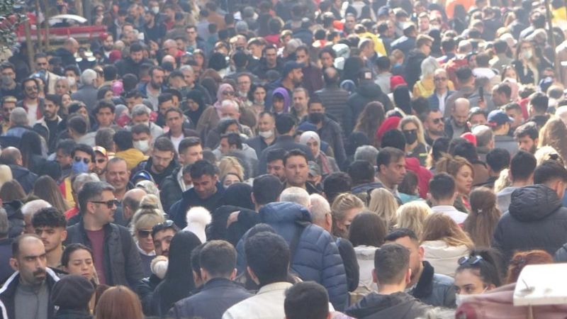 Güneşi gören İstiklal Caddesi'ne akın etti