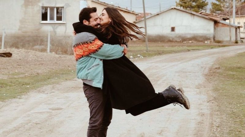 'Kalçanı gözümüze iyice soktun' Gönül Dağı'nın Asuman'ından Ramazan'ı kıskandıracak fotoğraf!