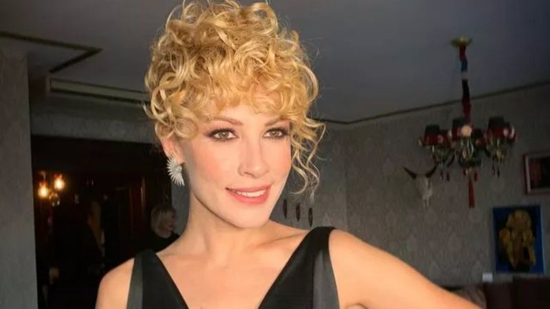 Güldür Güldür'ün Çiçek'i Açelya Topaloğlu siyah büstiyerini açık bıraktı! 'Kadın be kadın'