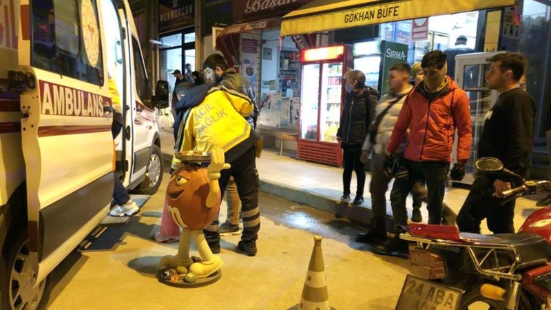 Sinop'ta motorkuryeye çarpan kamyonet sürücüsü kaçtı