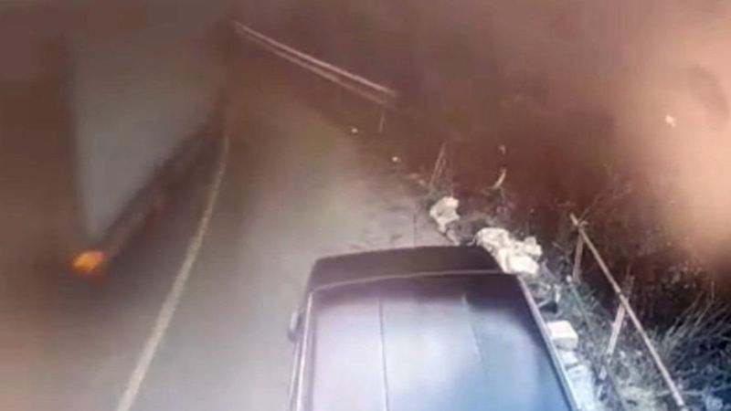 İstanbul'da akü yüklü kamyon uçurumdan alt sokağa uçtu