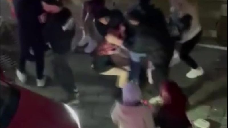 Kadıköy'de iki kız grubunun saç saça kavgası