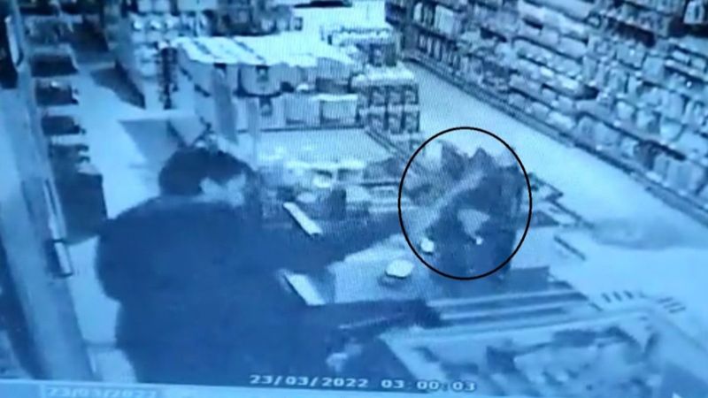 Diyarbakır'da kasayı açamayınca, markete zarar verdi