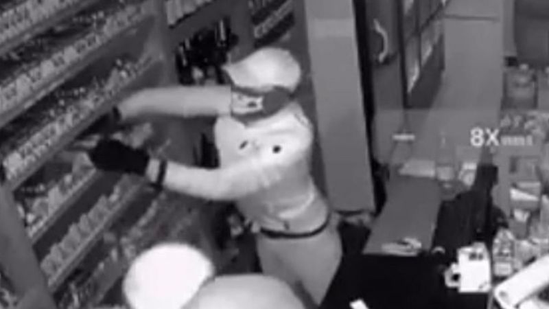 Antalya'da sigara ve alkolleri çuvala doldurup kaçtılar