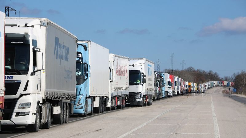Edirne'de kuyruğa giren tır şoförlerinin tuvalet sorunu