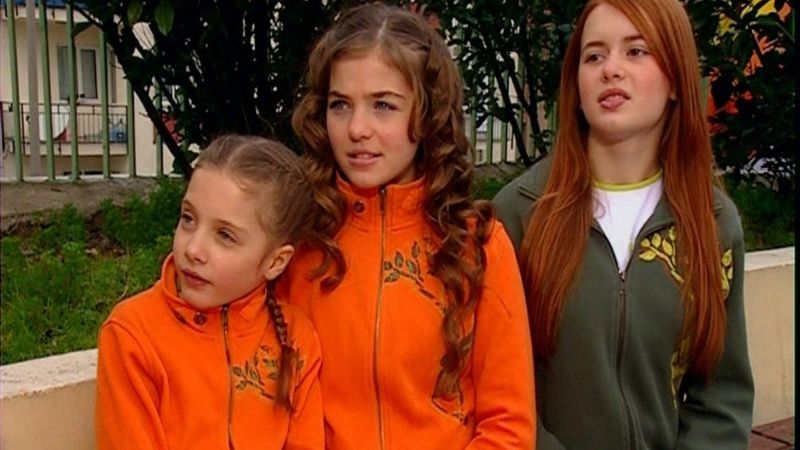 Selena'nın Nazlı'sı büyüdü, güzelleşti ve süper minisiyle ağızları açık bıraktı! Frikik vermek üzere...