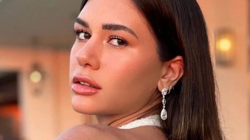 Fenomen Sibil Çetinkaya kasığına kadar olan yırtmacıyla Şeyma Subaşı'yı solladı! Fizik der susarız...