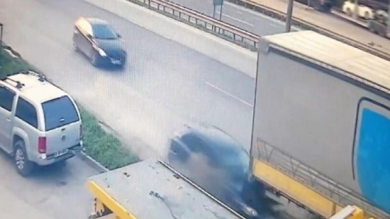 Kocaeli'de makas atmak isterken tıra çarptı