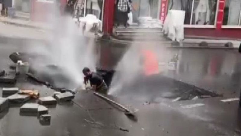 İstanbul'da patlayan boruyu tamir eden işçinin zor anları
