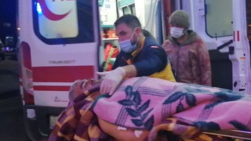 Adana'da ağaçtan düşen adam ağır yaralandı