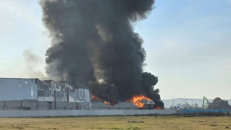 Osmaniye'de geri dönüşüm fabrikası yandı