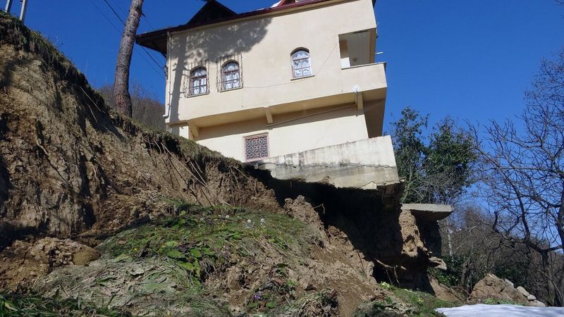 Giresun’da heyelan: Evler yıkıldı, yollar zarar gördü