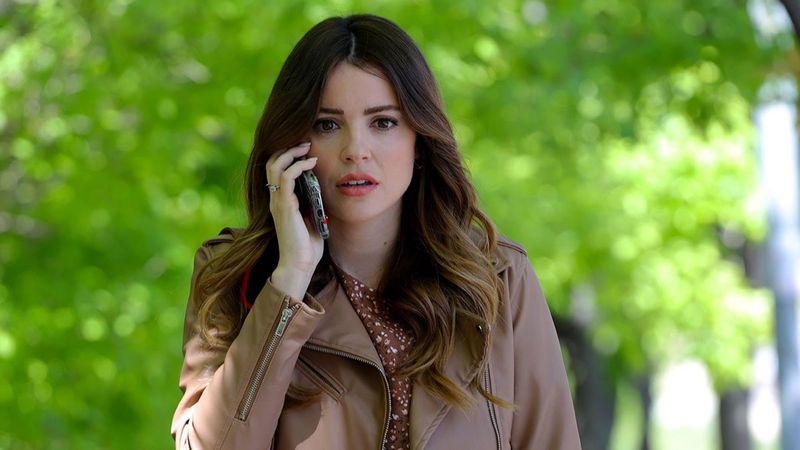 Teşkilat'ın Ceren'i koltuğa uzanıp tek bacağını havaya kaldırınca...'Minicik eteğini fazla zorlama istersen'