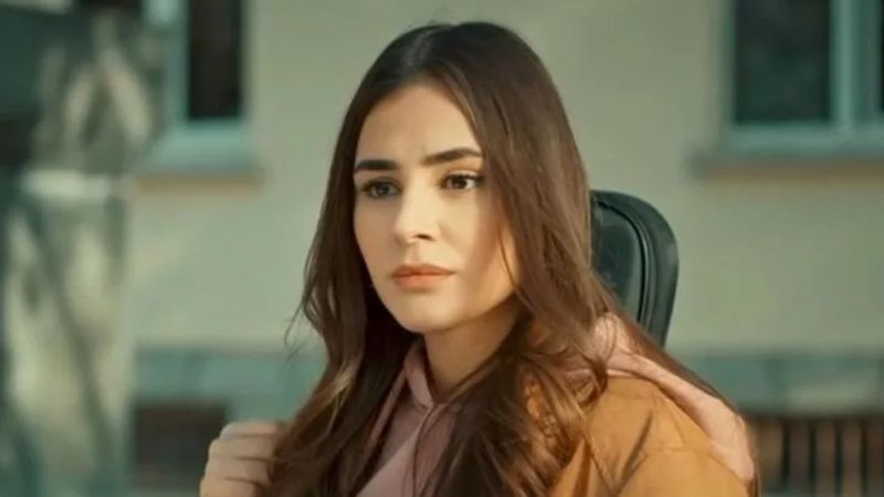 Dizide hırka giyiyordu.. Gönül Dağı'nın Asuman'ı kalçasına kadar açık kıyafetleriyle 'Of of' dedirtti!