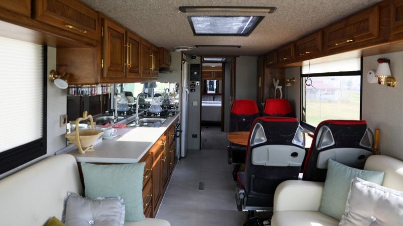 Antalya'daki emekli mimar, karavana çevirdiği yolcu otobüsünde yaşıyor