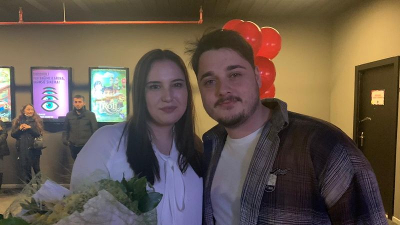 Eskişehir'deki genç, sevgilisine sinema salonunda evlilik teklifi etti