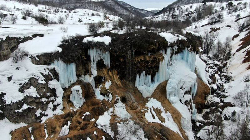 Sivas'ta bahara rağmen şelalede oluşan turkuaz sarkıtlar dikkat çekiyor
