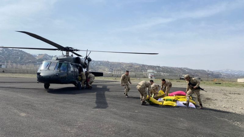 Bingöl'de yolu kardan kapalı köylere havadan yem desteği