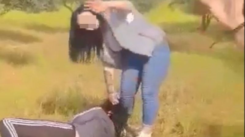 Antalya’da, yere yatırdığı genç kızı tekme tokat dövdü