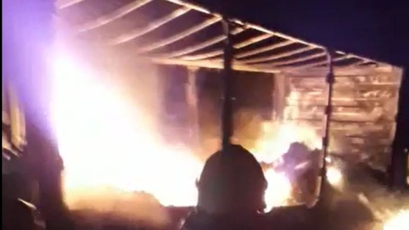 Yalova'da ilerleyen ayakkabı yüklü tır küle döndü