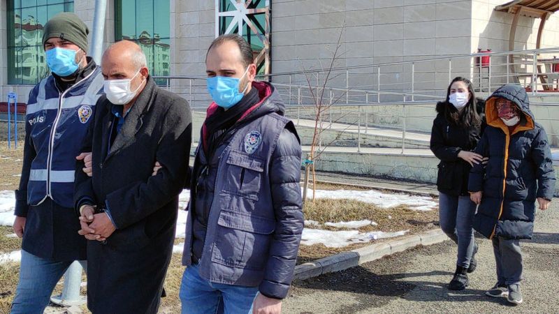 Bitlis'ten Kars'a gitti; 400 bin lira dolandırıldı