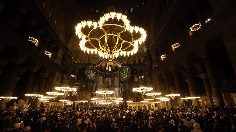 Ayasofya'da kılınan namaza 'ayak kokusu' iması yapıldı