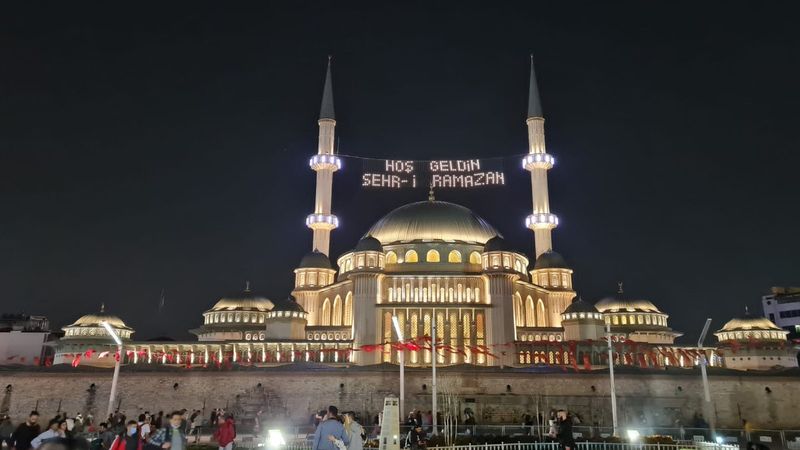 Taksim Camii'nde ilk teravih namazı kılındı
