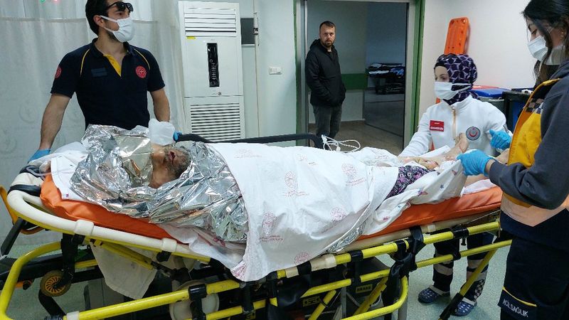 Samsun'da ateşin üzerine düşen adam ölümden döndü